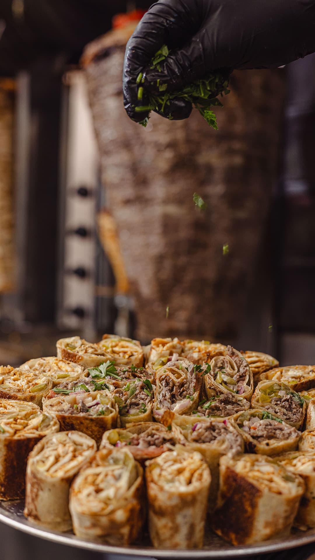 Persil frais ajouté sur les wraps